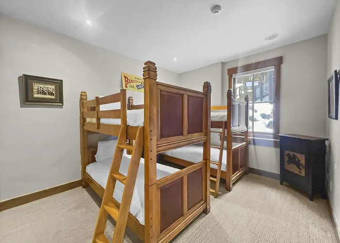 Amazing Pet-Friendly Executive Home, Ski-In Walk-Out - Lr884